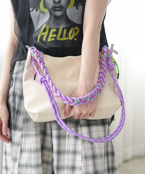 mili an deni(ミリアンデニ)の「カラフルロープハンドル2WAYバッグ(ショルダーバッグ・レディース・アイボリー/ブラック/ライトグレー・F)」の6枚目の写真