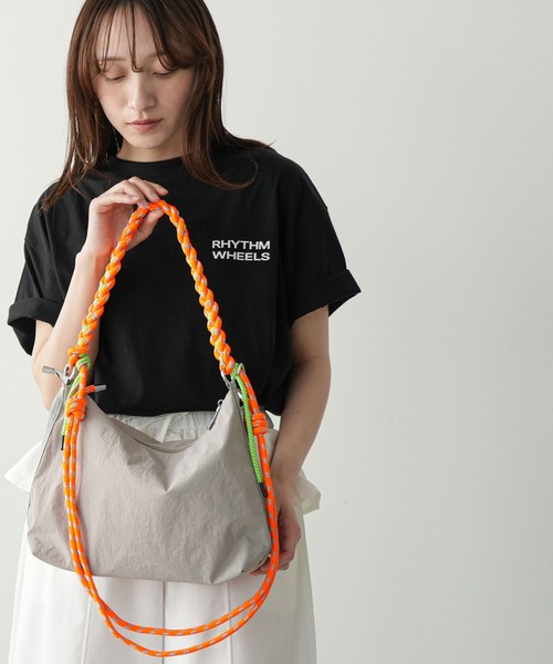 mili an deni(ミリアンデニ)の「カラフルロープハンドル2WAYバッグ(ショルダーバッグ・レディース・アイボリー/ブラック/ライトグレー・F)」の12枚目の写真