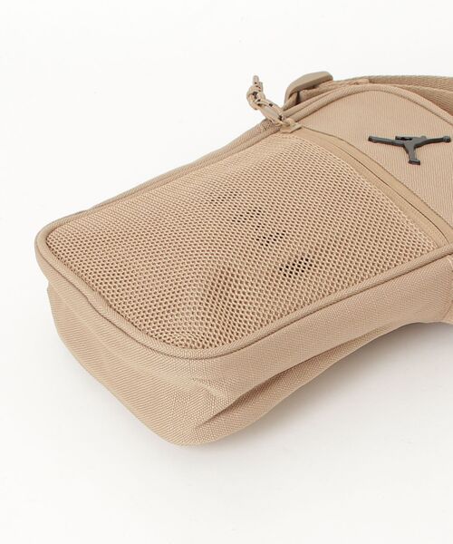 JORDAN BRAND（ジョーダンブランド）の「ジョーダン  JAM BLACKTOP FESTIVAL BAG（ショルダーバッグ・キッズ・ブラック/サンドグレー・ONE SIZE）」の7枚目の写真