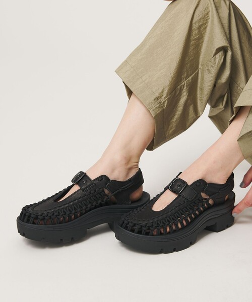 KEEN(キーン)の「<KEEN>UNEEK プラットフォーム メリージェーン サンダル(サンダル・レディース・ブラック・24cm/23cm/25cm)」の2枚目の写真