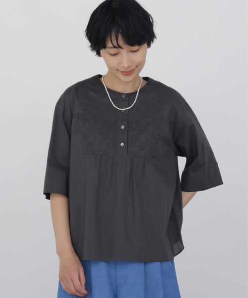 human woman（ヒューマンウーマン）の「◆【ウォッシャブル】エンブロイダリードッキングブラウス（シャツ/ブラウス・レディース・ホワイト/ブルー/グレー系その他・MEDIUM）」の2枚目の写真