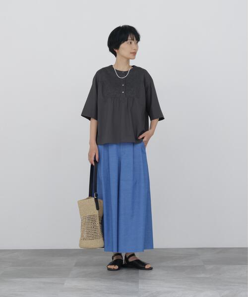 human woman（ヒューマンウーマン）の「◆【ウォッシャブル】エンブロイダリードッキングブラウス（シャツ/ブラウス・レディース・ホワイト/ブルー/グレー系その他・MEDIUM）」の5枚目の写真