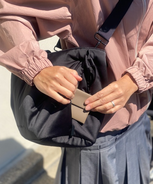SOLPRESA(ソルプレーサ)の「<7ポケット>軽量ソフトタックショルダートートバッグSサイズ(ショルダーバッグ・レディース・ブラック/ネイビー/ナチュラル・S)」の5枚目の写真