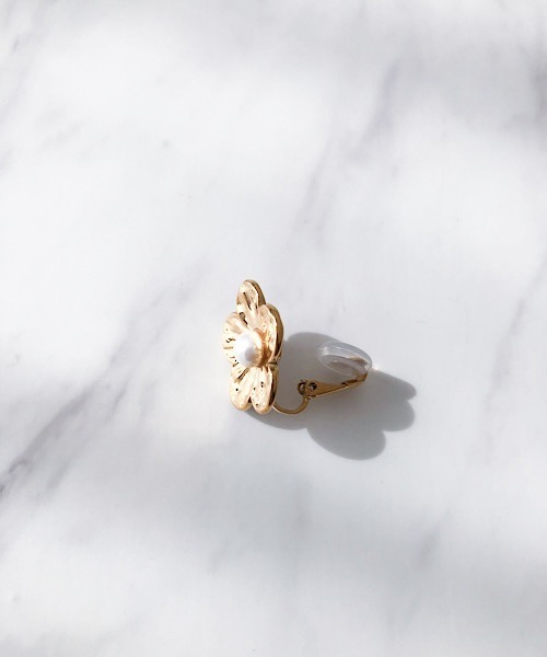 TIMELESS&THREE(タイムレスアンドスリー)の「メタルフラワーパールモチーフイヤリング(イヤリング・レディース・ゴールド・FREE)」の4枚目の写真