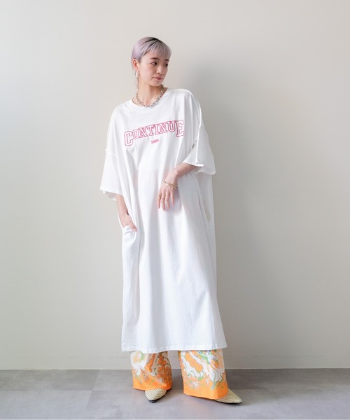 DOLLUPOOPS(ドールアップウップス)の「Logo Loose T-Shirt Dress(ロゴルーズTシャツワンピース)(ワンピース・レディース・オフホワイト/グレー・FREE)」の3枚目の写真