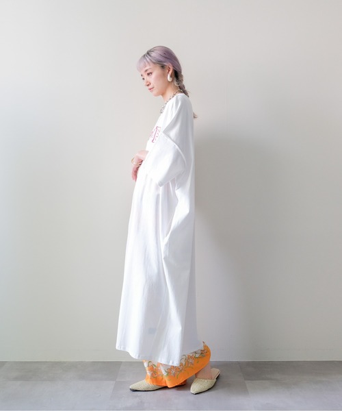 DOLLUPOOPS(ドールアップウップス)の「Logo Loose T-Shirt Dress(ロゴルーズTシャツワンピース)(ワンピース・レディース・オフホワイト/グレー・FREE)」の4枚目の写真