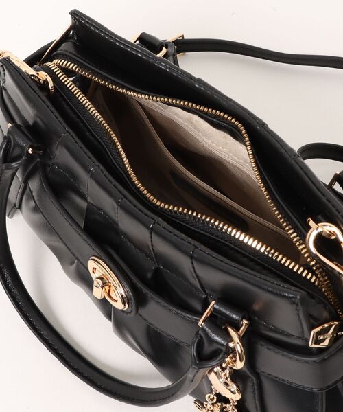 CHARLES & KEITH（チャールズ & キース）の「Isolde イゾルデ ベルト ルーシュド クロスボディバッグ（ボディバッグ/ウエストポーチ・レディース・ブラック/チョコ・S）」の10枚目の写真