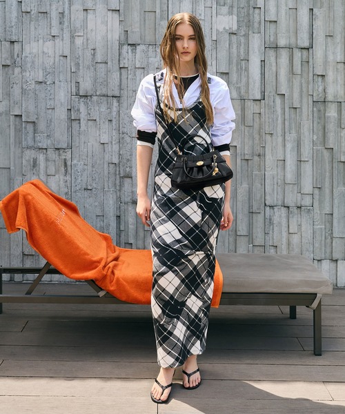 CHARLES & KEITH（チャールズ & キース）の「Isolde イゾルデ ベルト ルーシュド クロスボディバッグ（ボディバッグ/ウエストポーチ・レディース・ブラック/チョコ・S）」の3枚目の写真
