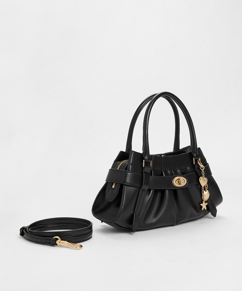 CHARLES & KEITH（チャールズ & キース）の「Isolde イゾルデ ベルト ルーシュド クロスボディバッグ（ボディバッグ/ウエストポーチ・レディース・ブラック/チョコ・S）」の5枚目の写真