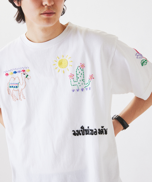 JOURNAL STANDARD relume(ジャーナルスタンダード レリューム)の「タイランド ハンドステッチ 刺繍 Tシャツ(Tシャツ/カットソー・メンズ・ホワイト/ブラック・LARGE/MEDIUM)」の2枚目の写真