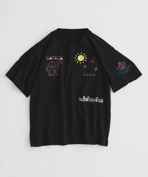JOURNAL STANDARD relume(ジャーナルスタンダード レリューム)の「タイランド ハンドステッチ 刺繍 Tシャツ(Tシャツ/カットソー・メンズ・ホワイト/ブラック・LARGE/MEDIUM)」の3枚目の写真