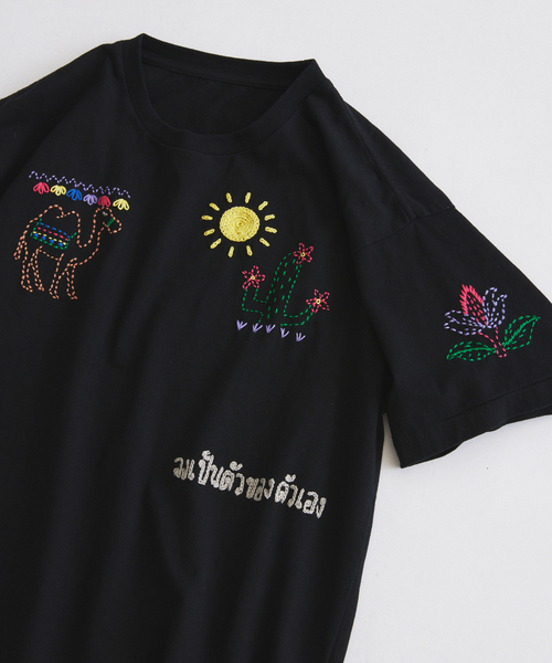 JOURNAL STANDARD relume(ジャーナルスタンダード レリューム)の「タイランド ハンドステッチ 刺繍 Tシャツ(Tシャツ/カットソー・メンズ・ホワイト/ブラック・LARGE/MEDIUM)」の4枚目の写真