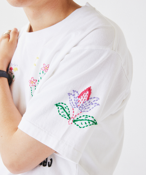 JOURNAL STANDARD relume(ジャーナルスタンダード レリューム)の「タイランド ハンドステッチ 刺繍 Tシャツ(Tシャツ/カットソー・メンズ・ホワイト/ブラック・LARGE/MEDIUM)」の10枚目の写真