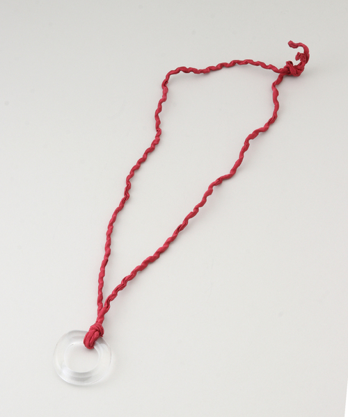 IENA(イエナ)の「AZUR/アズール Twisted Satin Silk Glass Necklace S ネックレス(ネックレス・レディース・カーキ/ボルドー・FREE)」の3枚目の写真