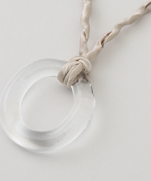 IENA(イエナ)の「AZUR/アズール Twisted Satin Silk Glass Necklace S ネックレス(ネックレス・レディース・カーキ/ボルドー・FREE)」の6枚目の写真