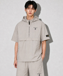 BEENTRILL（ビントリル）の「エッセンシャルスモールロゴハーフジップフード半袖アノラック（ベージュ）（マウンテンパーカー）」