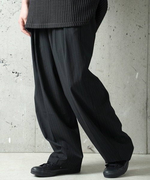 DEVILOCK（デビロック）の「DEVILOCK PIN STRIPE TWO TUCK PANTS（その他パンツ・メンズ・チャコールグレー/ブラック・MEDIUM/LARGE）」の2枚目の写真
