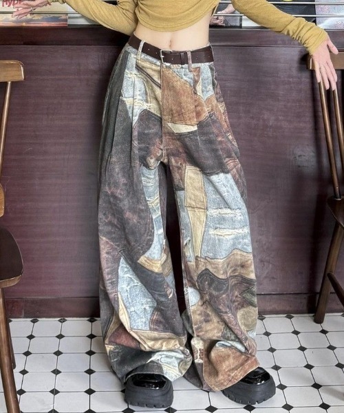 AVYL(アヴィル)の「ヴィンテージ総柄 パッチワーク風 タックワイドパンツ(デニムパンツ・レディース・ブラウン・S/M/L)」の1枚目の写真