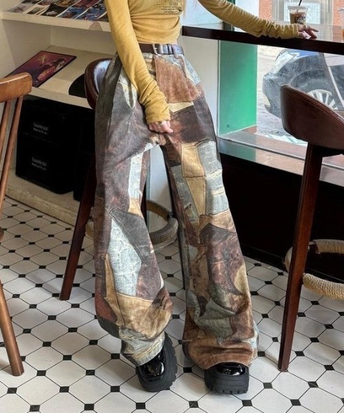 AVYL(アヴィル)の「ヴィンテージ総柄 パッチワーク風 タックワイドパンツ(デニムパンツ・レディース・ブラウン・S/M/L)」の6枚目の写真