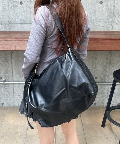 ROGER AND RAW(ロジャーアンドロウ)の「ワンハンドル スラウチショルダーバッグ(ショルダーバッグ・レディース・ホワイト/ブラック・FREE)」の2枚目の写真