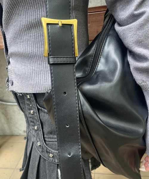 ROGER AND RAW(ロジャーアンドロウ)の「ワンハンドル スラウチショルダーバッグ(ショルダーバッグ・レディース・ホワイト/ブラック・FREE)」の3枚目の写真