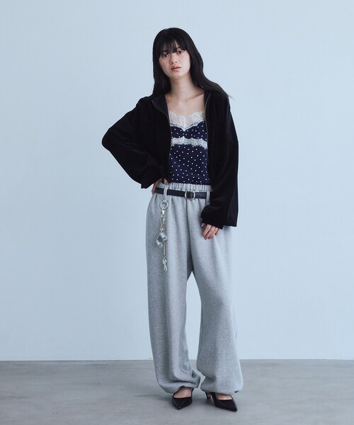 CODE A(コードエー)の「UKI UKI*CODE A|volume sweat pants(その他パンツ・レディース・グレー/ブラック・38/36)」の4枚目の写真