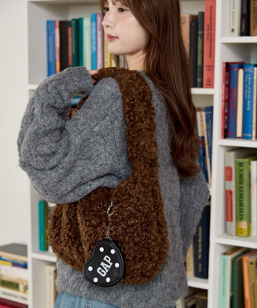 GAP（ギャップ）の「PUBLUX × GAP/ギャップ 別注 ハート ポーチ 付き プードルファー バッグ　限定展開（ハンドバッグ・レディース・ブラウン/ベージュ・ONE SIZE）」の5枚目の写真
