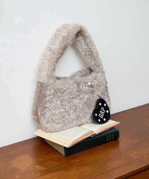 GAP（ギャップ）の「PUBLUX × GAP/ギャップ 別注 ハート ポーチ 付き プードルファー バッグ　限定展開（ハンドバッグ・レディース・ブラウン/ベージュ・ONE SIZE）」の7枚目の写真