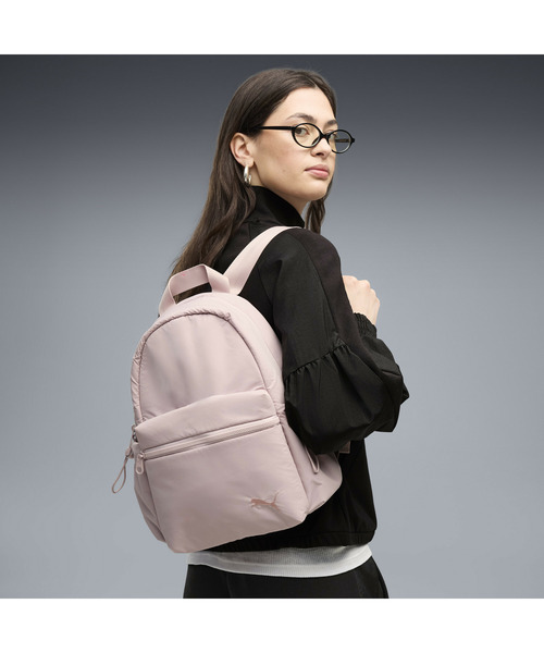 PUMA(プーマ)の「PUMA プーマ ウィメンズ HER スモール バックパック 13L(バックパック/リュック・レディース・ブラック/ブラウン系その他/ピンクベージュ・フリー)」の1枚目の写真