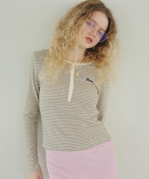 anap mimpi(アナップミンピ)の「ボーダーヘンリーネックトップス(Tシャツ/カットソー・レディース・アイボリー/ピンク/ブラウン・F)」の2枚目の写真