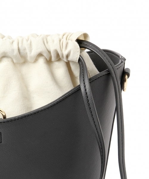 Andemiu(アンデミュウ)の「バンブーモチテバケツショルダー790481(ショルダーバッグ・レディース・ブラック/レッド/キャメル・FREE)」の5枚目の写真