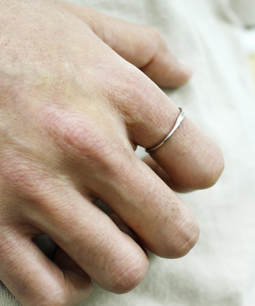 Vaya Con Dios（ヴァヤコンディオス）の「【VayaConDios/ヴァヤコンディオス】ステンレス製 シンプル スリムカーブリング（リング・メンズ・ブラック/ゴールド/ピンクゴールド/シルバー・#21/#17/#19/#9/#11/#13）」の7枚目の写真