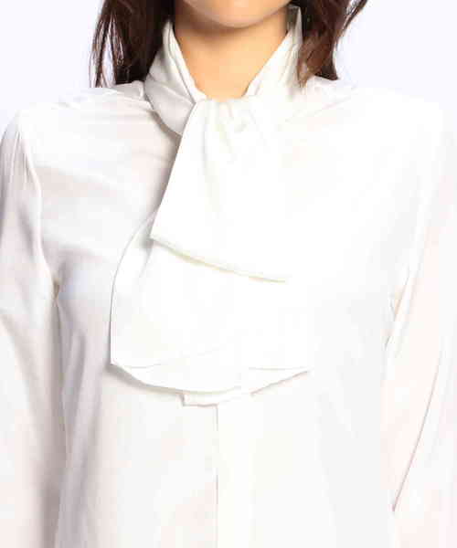 NARACAMICIE(ナラカミーチェ)の「ファインラスターサテンボウタイ長袖ブラウス(シャツ/ブラウス・レディース・ホワイト/カーキ・SMALL/MEDIUM/LARGE)」の5枚目の写真
