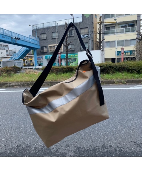RELAXFIT（リラックスフィット）の「【RELAXFIT】リラックスフィット CONVENIENCE BAG（ショルダーバッグ・メンズ・イエロー/ブラウン/ベージュ/オレンジ/ネイビー/レッド/ブラック/ピンク/ホワイト/インディゴブルー・ONESIZE）」の5枚目の写真