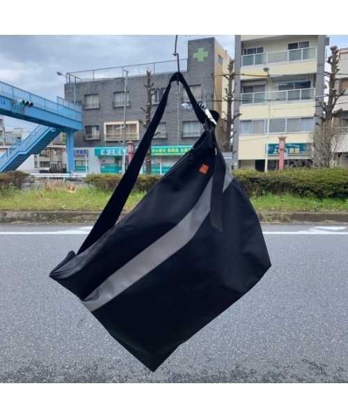 RELAXFIT（リラックスフィット）の「【RELAXFIT】リラックスフィット CONVENIENCE BAG（ショルダーバッグ・メンズ・イエロー/ブラウン/ベージュ/オレンジ/ネイビー/レッド/ブラック/ピンク/ホワイト/インディゴブルー・ONESIZE）」の3枚目の写真