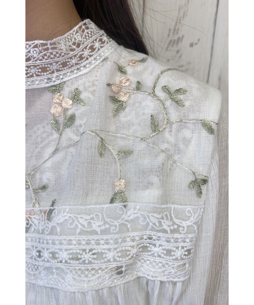 Clice de Paris（クリシェドゥパリス）の「K/透かし花刺繍BL（シャツ/ブラウス・レディース・オフホワイト・ONESIZE）」の5枚目の写真