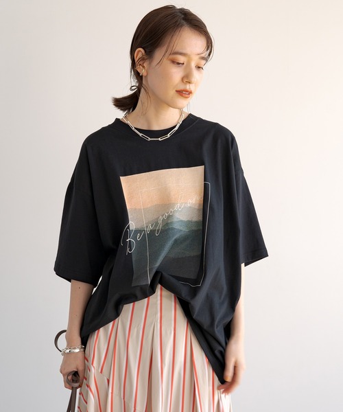 Loungedress - 新品未使用♡ラウンジドレス♡ ホワイトシャツ♡ 22AW新作♡ LOUNGEDRESS（ラウンジドレス）の「ライトサテンBIGシャツ