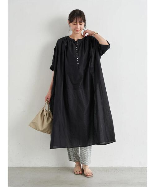 earth music&ecology(アースミュージックアンドエコロジー)の「シャーリングスリーブワンピース *(ワンピース・レディース・ブラック/ベージュ/オフホワイト/サックスブルー・FREE)」の21枚目の写真