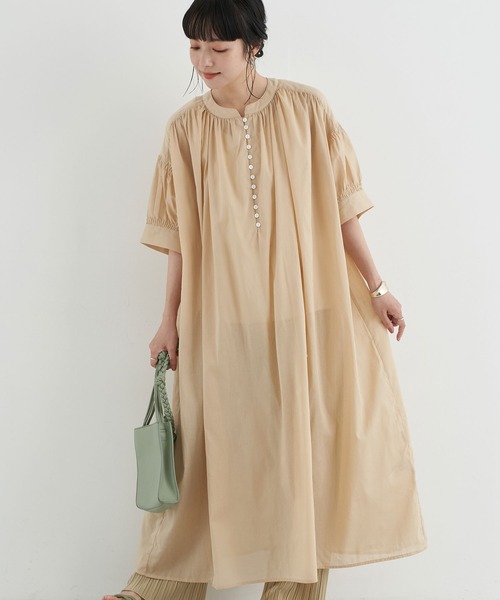 earth music&ecology(アースミュージックアンドエコロジー)の「シャーリングスリーブワンピース *(ワンピース・レディース・ブラック/ベージュ/オフホワイト/サックスブルー・FREE)」の3枚目の写真