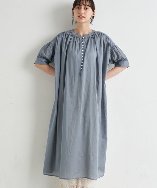 earth music&ecology(アースミュージックアンドエコロジー)の「シャーリングスリーブワンピース *(ワンピース・レディース・ブラック/ベージュ/オフホワイト/サックスブルー・FREE)」の4枚目の写真