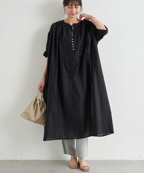 earth music&ecology(アースミュージックアンドエコロジー)の「シャーリングスリーブワンピース *(ワンピース・レディース・ブラック/ベージュ/オフホワイト/サックスブルー・FREE)」の2枚目の写真