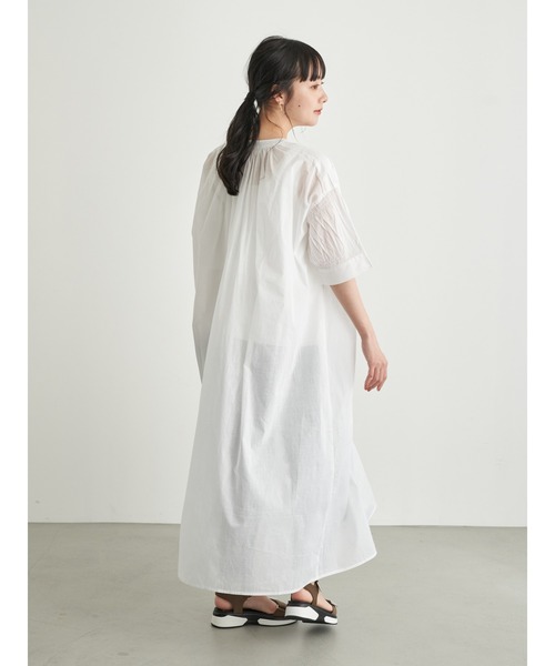 earth music&ecology(アースミュージックアンドエコロジー)の「シャーリングスリーブワンピース *(ワンピース・レディース・ブラック/ベージュ/オフホワイト/サックスブルー・FREE)」の11枚目の写真