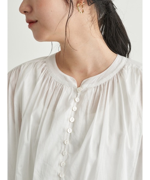 earth music&ecology(アースミュージックアンドエコロジー)の「シャーリングスリーブワンピース *(ワンピース・レディース・ブラック/ベージュ/オフホワイト/サックスブルー・FREE)」の7枚目の写真