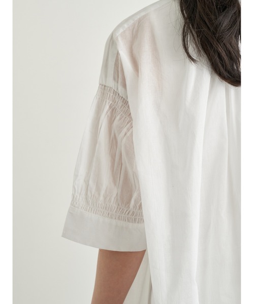 earth music&ecology(アースミュージックアンドエコロジー)の「シャーリングスリーブワンピース *(ワンピース・レディース・ブラック/ベージュ/オフホワイト/サックスブルー・FREE)」の6枚目の写真