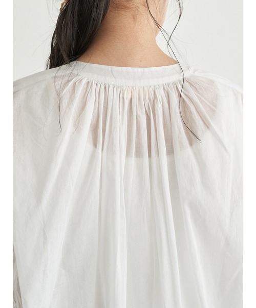 earth music&ecology(アースミュージックアンドエコロジー)の「シャーリングスリーブワンピース *(ワンピース・レディース・ブラック/ベージュ/オフホワイト/サックスブルー・FREE)」の10枚目の写真