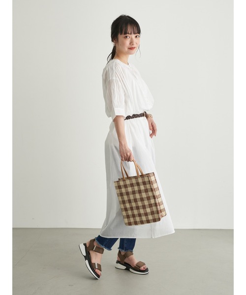 earth music&ecology(アースミュージックアンドエコロジー)の「シャーリングスリーブワンピース *(ワンピース・レディース・ブラック/ベージュ/オフホワイト/サックスブルー・FREE)」の5枚目の写真