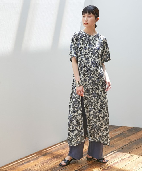 EMMA（EMMA CLOTHES）（エマ）の「【EMMA】オリジナルアートフラワープリントトップス（ワンピース・レディース・ホワイト/ブラウン・FREE）」の2枚目の写真