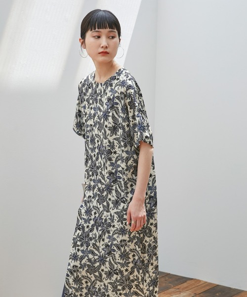 EMMA（EMMA CLOTHES）（エマ）の「【EMMA】オリジナルアートフラワープリントトップス（ワンピース・レディース・ホワイト/ブラウン・FREE）」の22枚目の写真