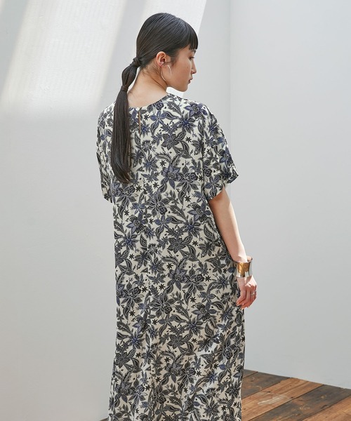 EMMA（EMMA CLOTHES）（エマ）の「【EMMA】オリジナルアートフラワープリントトップス（ワンピース・レディース・ホワイト/ブラウン・FREE）」の8枚目の写真