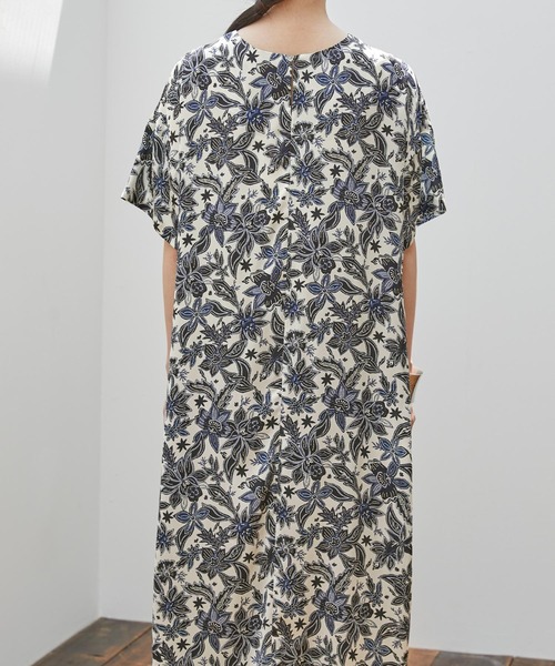 EMMA（EMMA CLOTHES）（エマ）の「【EMMA】オリジナルアートフラワープリントトップス（ワンピース・レディース・ホワイト/ブラウン・FREE）」の5枚目の写真